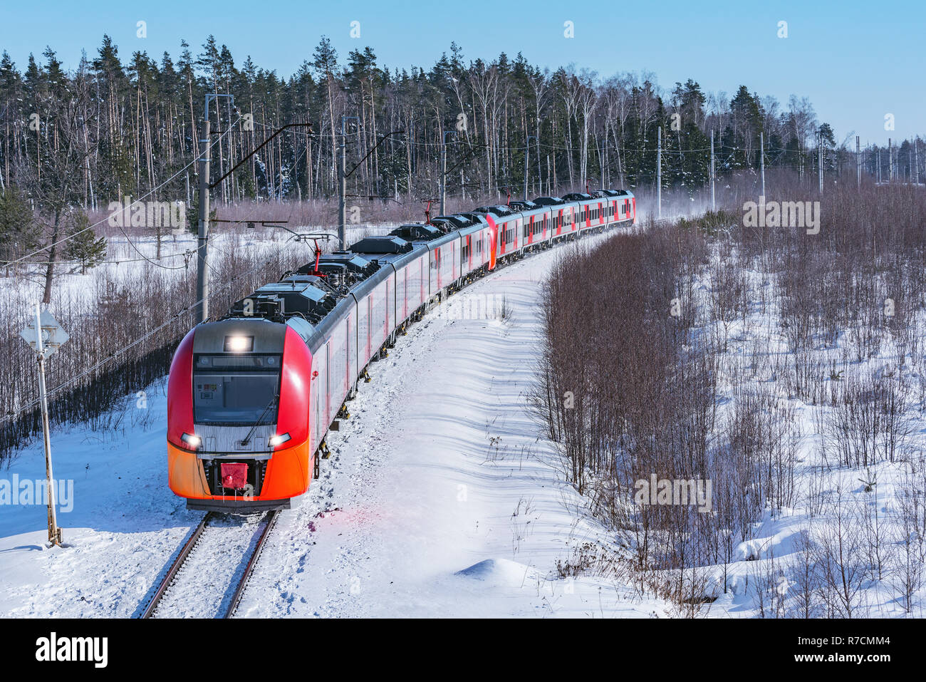 Moderne Hochgeschwindigkeitszug Ansätze für die Station auf der Winter morgen Zeit. Stockfoto