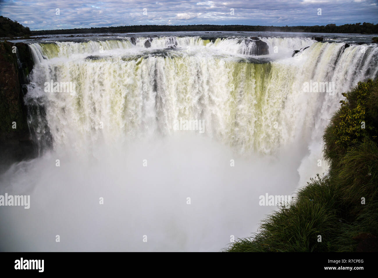 Winter Blick auf die Iguazu Fälle Teufelsschlund unter schweren Wolken führen. Grenze von Brasilien und Argentinien. National Park. Stockfoto Winter Blick auf die Iguazu Fälle Teufelsschlund unter schweren Wolken führen. Grenze von Brasilien und Argentinien. National Park. Stockfoto