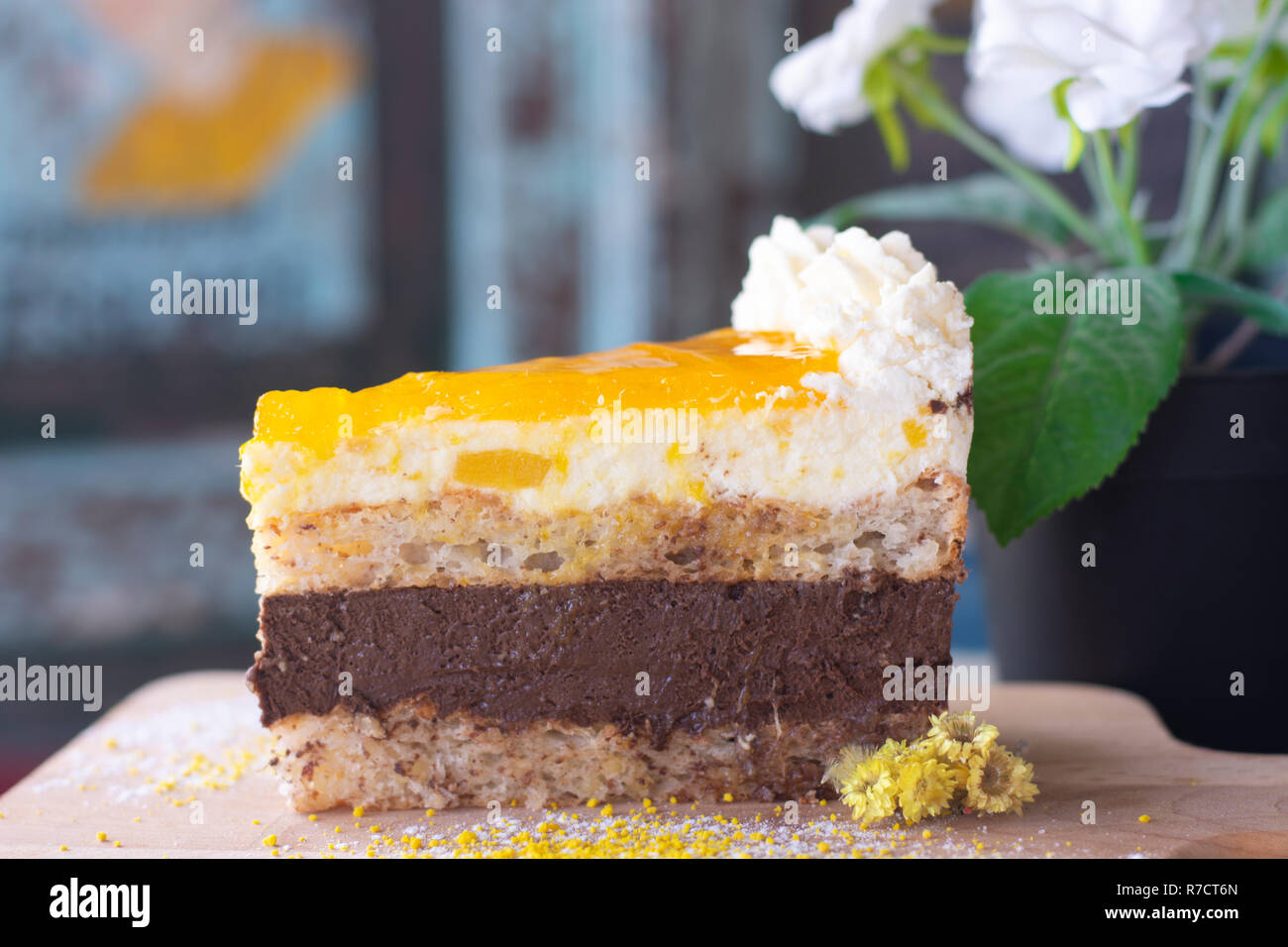 Lecker mango Kuchen auf Holz mit Blume Stockfoto