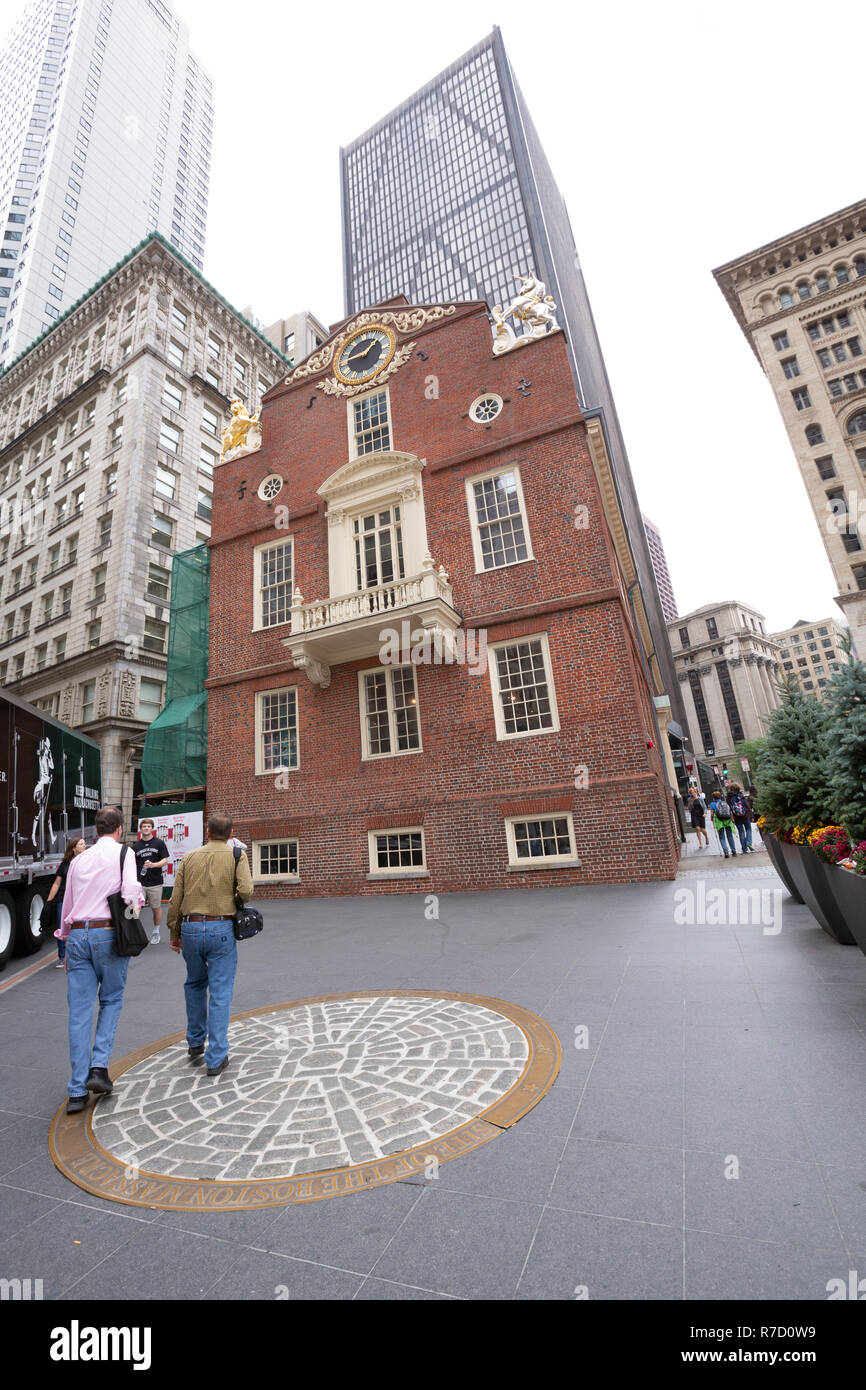 Ein gehsteig Medaillon markiert den Ort der Boston Massaker vor dem Old State House auf dem Freedom Trail in Boston, MA Stockfoto