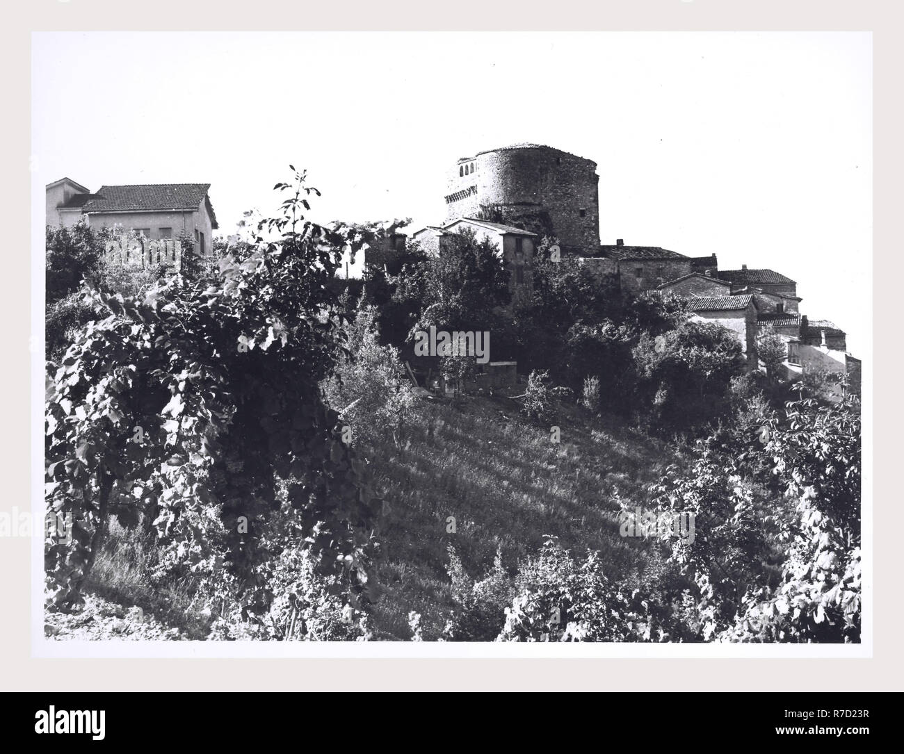 Latium Viterbo Onano Castello, das ist mein Italien, die italienische Land der Geschichte, Post-mittelalterlicher Architektur. Das Castello, auch genannt der Palazza Madama, gehörte zu den Monaldeschi della Cervara Familie und dann der Sforza Familie. Papst Pius XII. Auch hier residierte. Die Struktur, die in einem desolaten Zustand, wird derzeit restauriert. Stockfoto