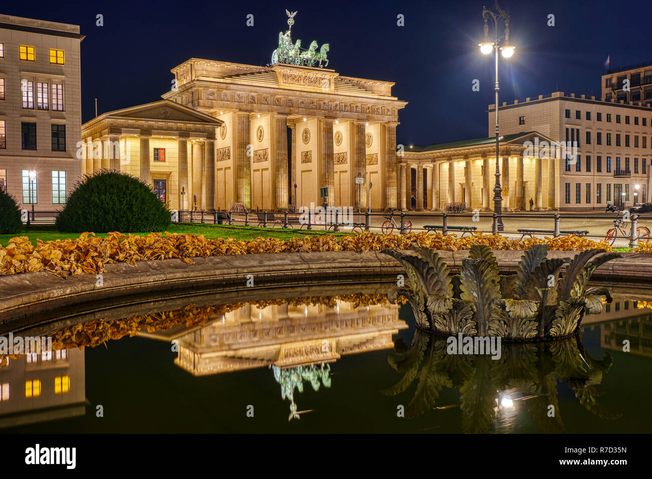 Das Brandenburger Tor in Berlin bei Nacht, in einem Brunnen wider Stockfoto