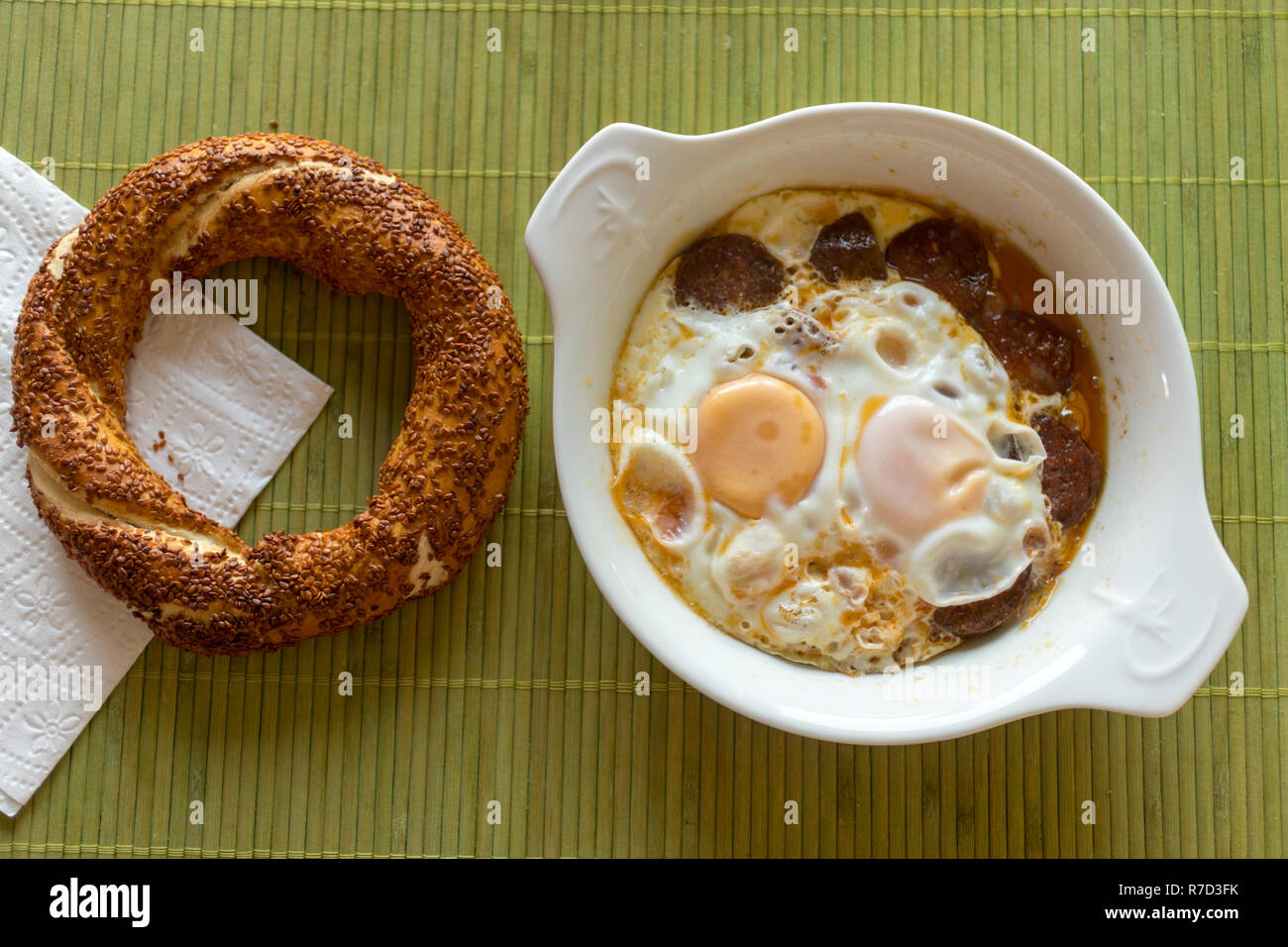 Frühstück mit traditionellen türkischen sucuk Simit und Ei Stockfoto