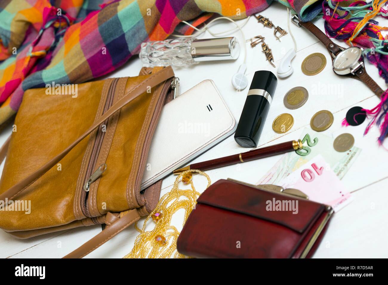 Der Inhalt der weiblichen Handtasche, Portemonnaie, Schlüssel, Handy,  Lippenstift, Parfum Stockfotografie - Alamy