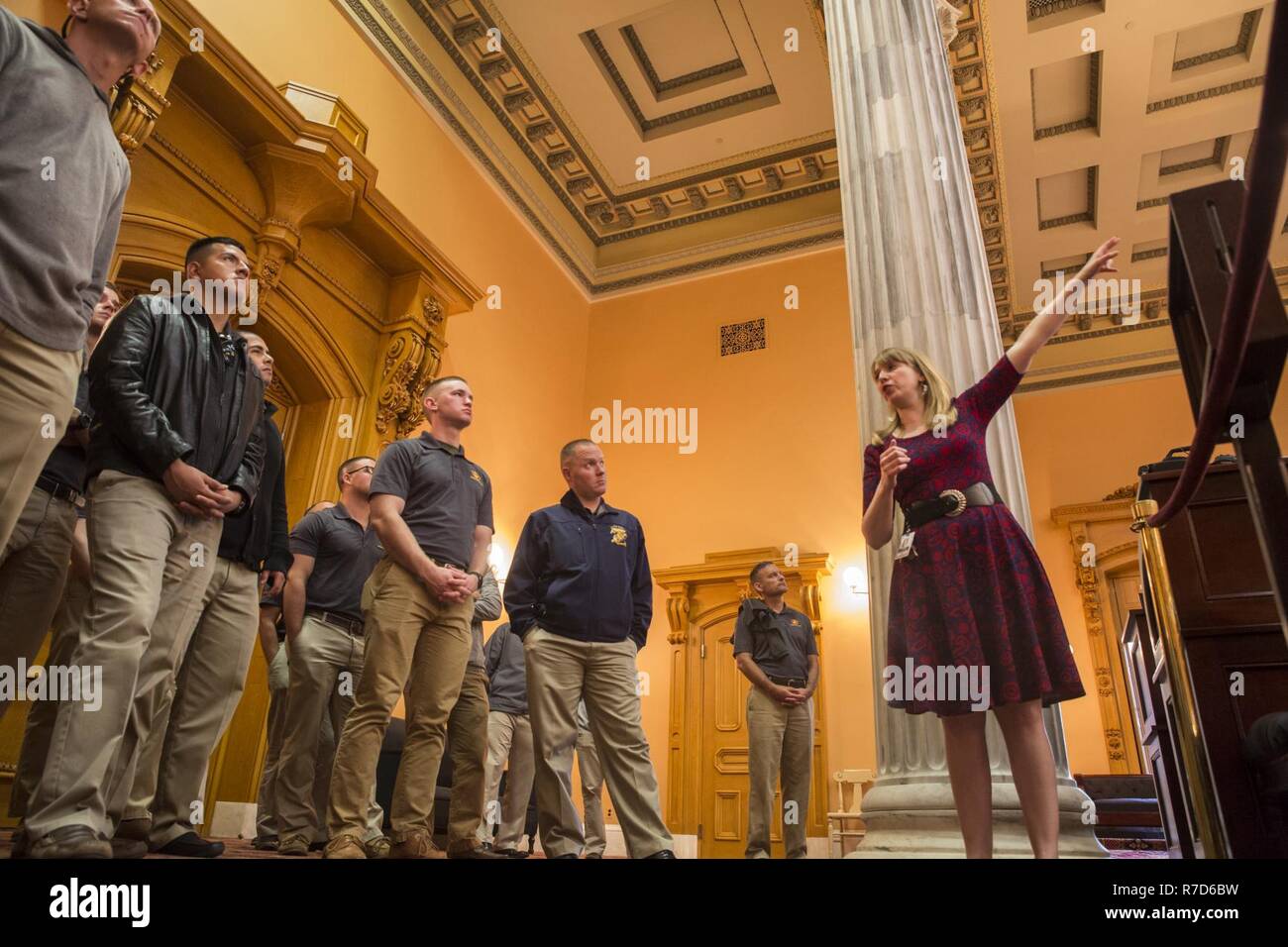 Dayna Jalkanen, stellvertretender Direktor des Museum und Bildung, Ohio Statehouse, erklärt die Bedeutung der Senat Kammern US Marine Drum & Bugle Corps Marines am Statehouse, Columbus, Ohio, 15. Mai 2017. Das Marine Corps Schlacht Farbe ablösen wurde eingeladen und von den Lautsprecher des Ohio House Of Representatives, Clifford A. Rosenberger, tour des Statehouse und für Mitglieder des House Of Representatives und die Stadt Columbus durchführen. Im Dezember zur Verfügung gestellt die Kaserne Marines bei der Unterstützung der public Viewing der ehemaligen Marine, Senator und Astronaut John Glenn, bei der Sta Stockfoto