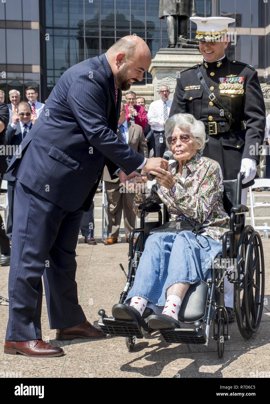 Annie Glenn, Witwe des ehemaligen Marine-Senator und Astronaut John Glenn, spricht für die Gäste während einer Schlacht Farbe Zeremonie am Ohio Statehouse, Columbus, Ohio, 16. Mai 2017. Das Marine Corps Schlacht Farbe ablösen wurde eingeladen und von den Lautsprecher des Ohio House Of Representatives, Clifford A. Rosenberger, tour des Statehouse und für Mitglieder des House Of Representatives und die Stadt Columbus durchführen. Im Dezember gemäß der Kaserne Marines unterstützen das public Viewing der ehemaligen Marine, Senator und Astronaut John Glenn, bei dem Statehouse. Teilnahme an der Schlacht-Colo Stockfoto
