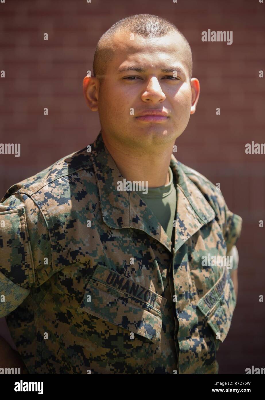 Pvt. Gerardo A. Umanzor, Platoon 3032, Kilogramm, 3 Recruit Training Bataillon, erwarb die amerikanische Staatsbürgerschaft Mai 18, 2017, auf Parris Island, S.C. Vor verdienen Staatsbürgerschaft, die Bewerber müssen Kenntnisse der englischen Sprache und der amerikanischen Regierung, zeigen gute moralische Charakter und den Treueid auf die US-Verfassung. Umanzor, von Port Chester, New York, ursprünglich aus El Salvador, ist Absolvent der 19. Mai 2017 geplant. ( Stockfoto