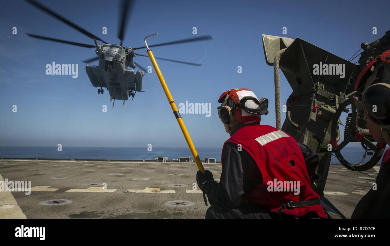 Pazifischer Ozean – Lance Cpl. Kieran Hayes mit bekämpfen Logistik-Bataillon 15, der Logistik zu bekämpfen Bestandteil der 15. Marine Expeditionary Unit wartet, während ein CH-53E Super Stallion-Hubschrauber mit Marine Medium Tiltrotor Squadron 161 (Reinforced) in Position bewegt sich Anfügen einer M-777 Haubitze an Bord USS Pearl Harbor (LSD-52) als Bestandteil einer Hubschrauber-Unterstützungsaktion Team wo wird es dann ans Ufer während zusammengesetzte Übung Einheit transportiert werden , 3. Mai 2017. COMPTUEX testet die LCE-Fähigkeit, Personal und Ausrüstung vom Meer in Richtung land demonstriert die amphibische Kraft Extensi bewegen Stockfoto