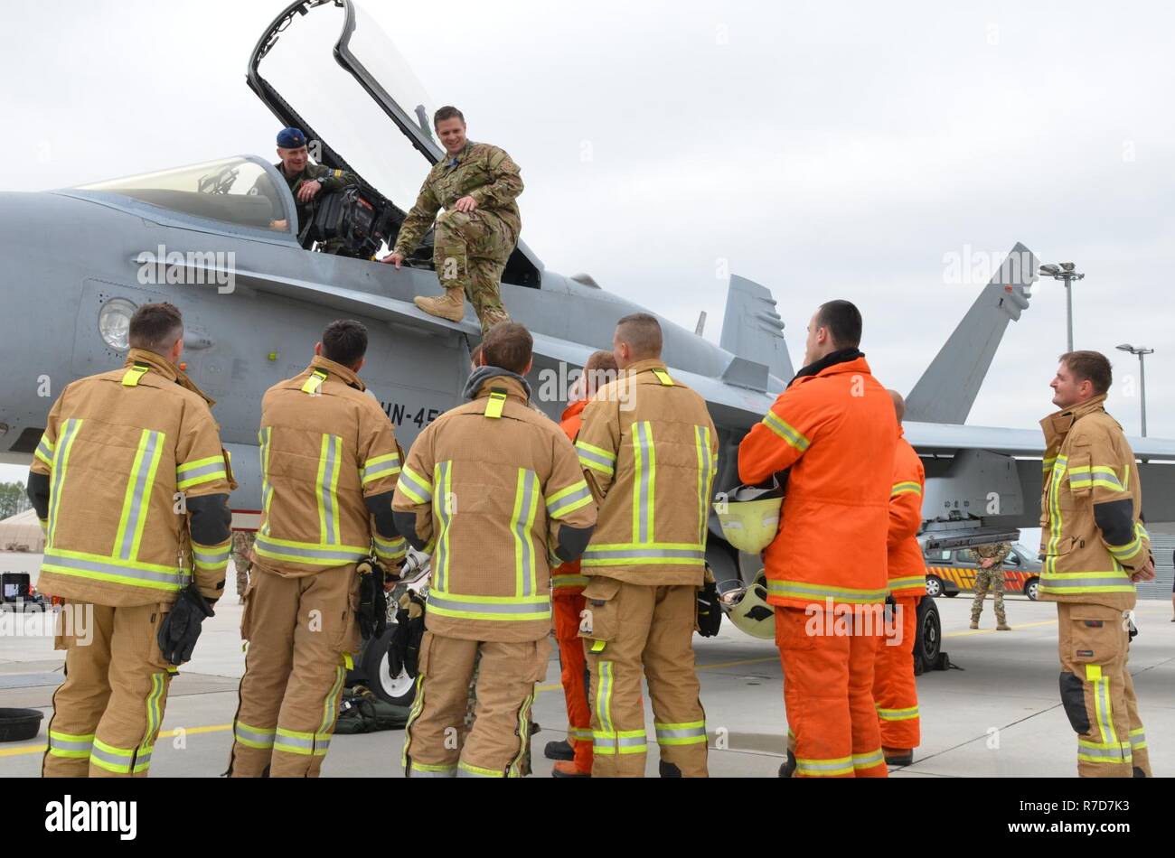 Us Air Force Senior Master Sgt. Jeremy Wohlfore, nationalen Scots Guards mit der alpena Combat Readiness Training Center, Michigan, bietet eine schnelle Emergency Egress Klasse auf der F/A-18 Hornet jet Feuerwehrmänner für die Lettischen während der Strahl auf dem Flugplatz betankt wird, Mai 18. Wohlfore regelmäßig Ausflüge zu Leilvarde seit 2008 Schulungen für die Mitglieder der lettischen Luftwaffe zur Verfügung zu stellen, um ihre Fähigkeiten zu verbessern. Lettland ist der Michigan State Partnership Program Partner, ein neues Programm, Interoperabilität und Stabilität in den baltischen Nationen zu fördern seit 1993. Stockfoto