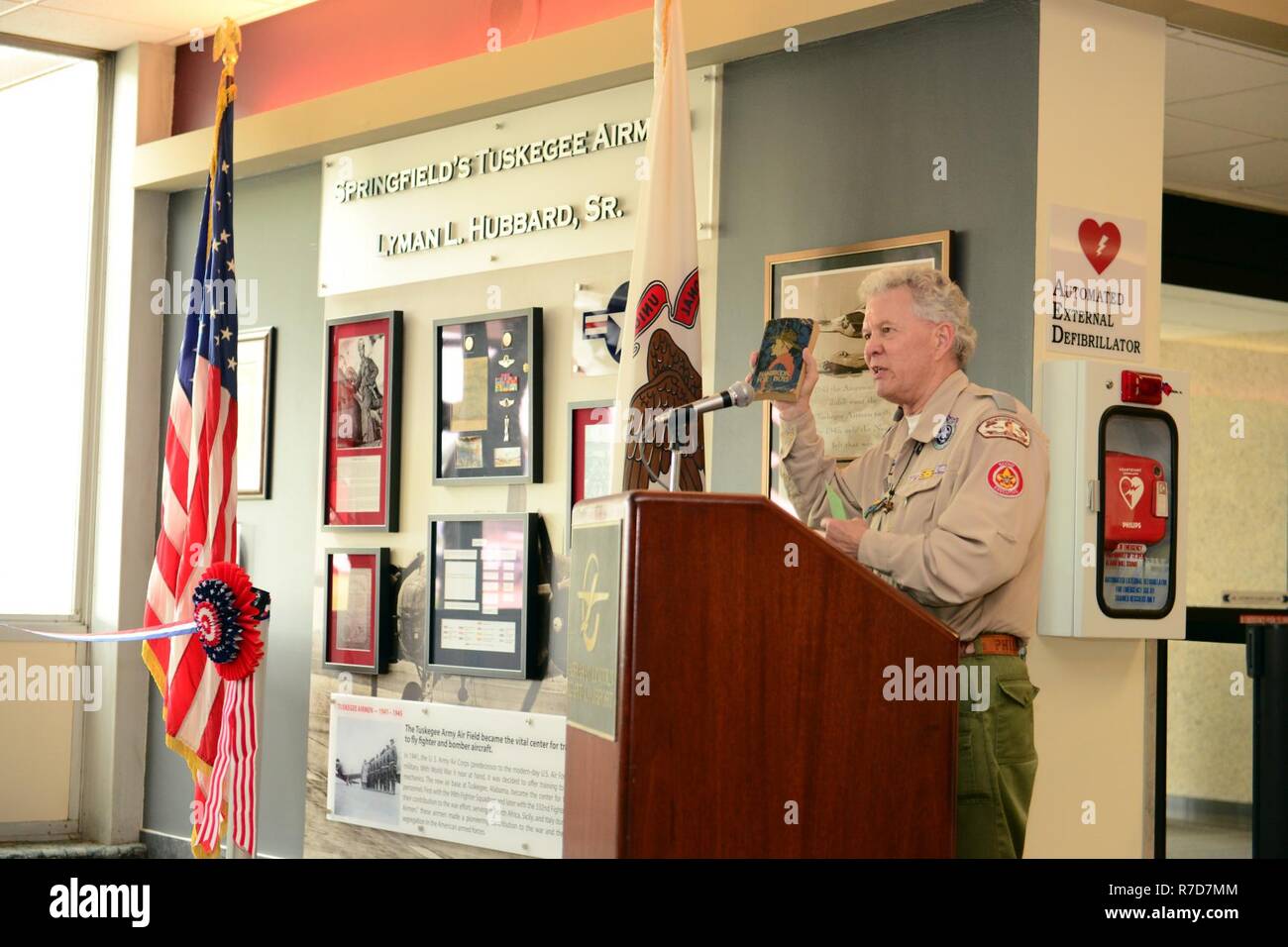 Herr Dan O'Brien, Executive Director, Abraham Lincoln Rates, Boy Scouts of America, beschreibt einige Unterschiede in was es nahm, um ein Eagle Scout in den 1940er Jahren im Vergleich zu heutigen Eagle Scoout Standards. Zu seinen weiteren großen Errungenschaften war Lyman L. Hubbard Sr. auch ein Eagle Scout. Stockfoto