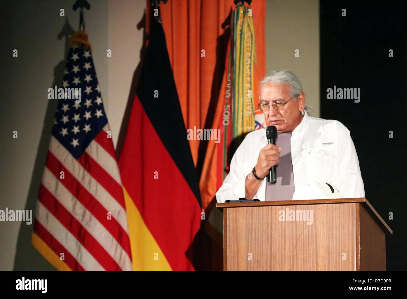 Steve Vance, ein Minnicoujou Lakota aus der Familie der Chief Buckel und Crazy Horse, spricht an der US-Armee Garnison Wiesbaden nationalen American Indian Heritage Monat Beachtung, November 29, 2018, in Wiesbaden, Deutschland. Stockfoto