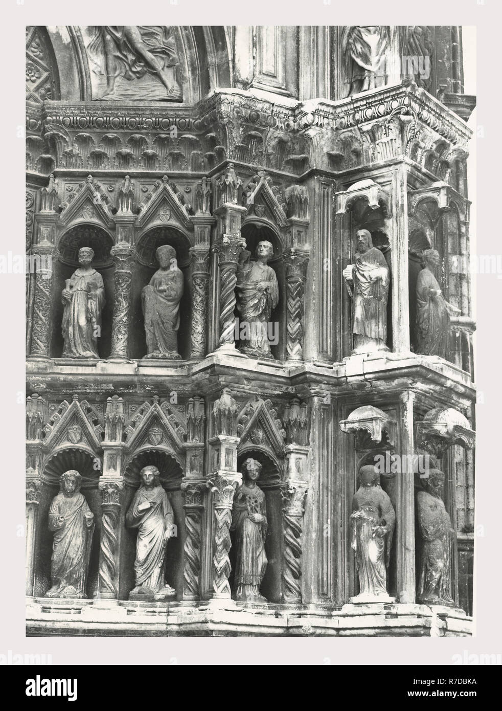 Lazio Roma Vicovaro S. Giacomo, das ist mein Italien, die italienische Land der Geschichte, mittelalterliche Architektur, architektonische Skulptur, Malerei, Tabernakel, Skulptur. S. Giacomo wurde im Jahr 1454 von Domenico di Capodistria begonnen, und die oberen Register wurden vermutlich von Giovanni Dalmata in 1465 abgeschlossen. Die Struktur ist der achteckige Grundriss, mit kunstvollen architektonischen Skulptur auf der Außenseite des Gebäudes das Portal Dekoration besonders reich im Detail ist. Auf jeder Seite der Tür sind Datenzeilen, Nischen mit Statuen von Heiligen. Direkt über der Tür ist die Weihinschrift und in Stockfoto