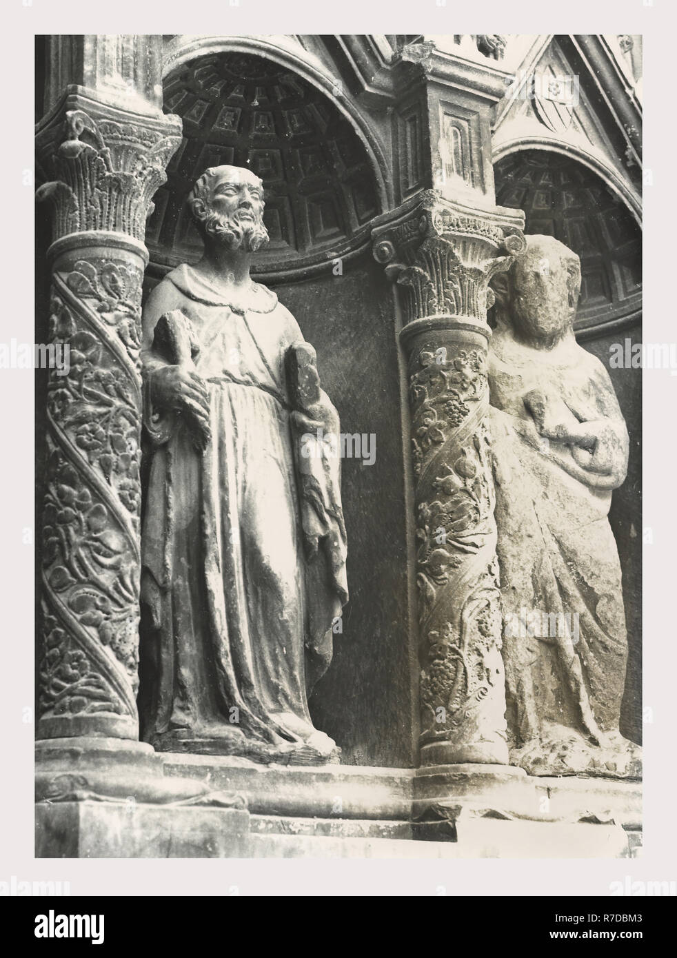 Lazio Roma Vicovaro S. Giacomo, das ist mein Italien, die italienische Land der Geschichte, mittelalterliche Architektur, architektonische Skulptur, Malerei, Tabernakel, Skulptur. S. Giacomo wurde im Jahr 1454 von Domenico di Capodistria begonnen, und die oberen Register wurden vermutlich von Giovanni Dalmata in 1465 abgeschlossen. Die Struktur ist der achteckige Grundriss, mit kunstvollen architektonischen Skulptur auf der Außenseite des Gebäudes das Portal Dekoration besonders reich im Detail ist. Auf jeder Seite der Tür sind Datenzeilen, Nischen mit Statuen von Heiligen. Direkt über der Tür ist die Weihinschrift und in Stockfoto