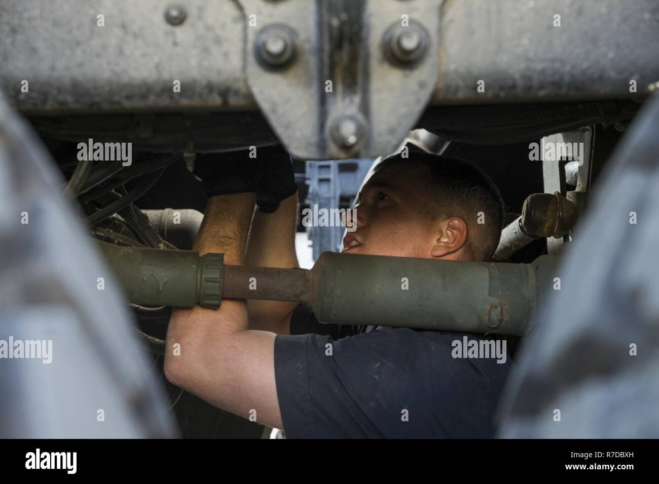 Sgt. Alexander König, ein Automotive Wartung Techniker mit der Bekämpfung der Logistik Bataillon 31, führt die Wartung der Fahrzeuge am Lager Hansen, Okinawa, Japan, November 29, 2018. König, ein Eingeborener von Odenton, Maryland, graduierte Arundel High School in Gambrills, Maryland, im Jahr 2009, bevor er im August 2015. CLB-31, die Logistik Combat Element für die 31 Marine Expeditionary Unit, bietet eine Vielzahl von kritischen Missionen, einschließlich Motor Transport, Halterung und Militärpolizei. Die 31. MEU, das Marine Corps' nur kontinuierlich vorwärts - bereitgestellt MEU, bietet eine flexible und tödlicher Gewalt Stockfoto