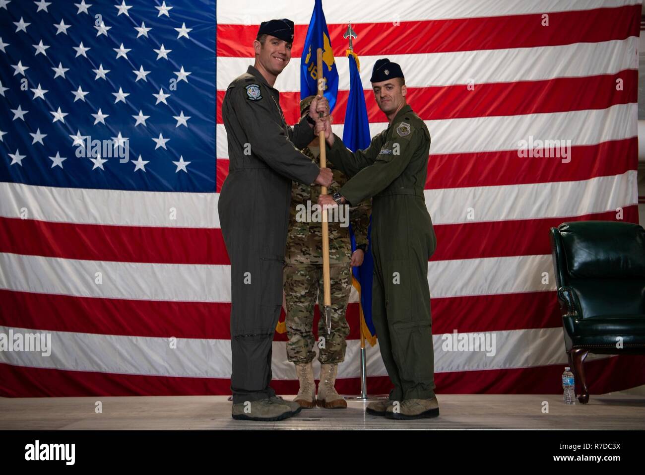 Kol. Mathew Renbarger, 56th Operations Group Commander, übergibt die 308th Fighter Squadron guidon, Oberstleutnant Robert Miller, 308th Fighter Squadron Commander, während eine Annahme des Befehls Zeremonie, Nov. 30, 2018 Luke Air Force Base, Ariz. Das 308Th FS ist ein reaktiviert Squadron, die Partner mit den Niederlanden und Dänemark werden zu trainieren neben ihrer F-35A Lightning II Piloten. Stockfoto