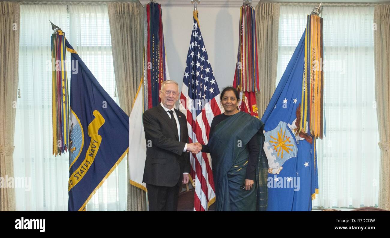 Verteidigungsminister James. N. Mattis hat ein bilaterales Treffen mit dem indischen Minister für Verteidigung Nirmala Sitharaman am Pentagon am Dez. 3, in Washington, D.C. 2018 (DoD Stockfoto