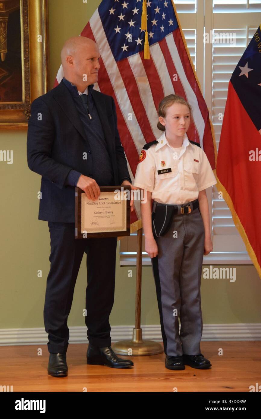 Rob Posner, CEO und Präsident von Neuday USA und Neuday USA Chefsessel pensionierte Hinten Adm. Thomas Lynch ein Georgia militärische Vorbereitung Schule Stipendium Cadet Kathryn Bailey präsentieren und Familie bei GMC Milledgeville campus Dez. 3, 2018. Stockfoto