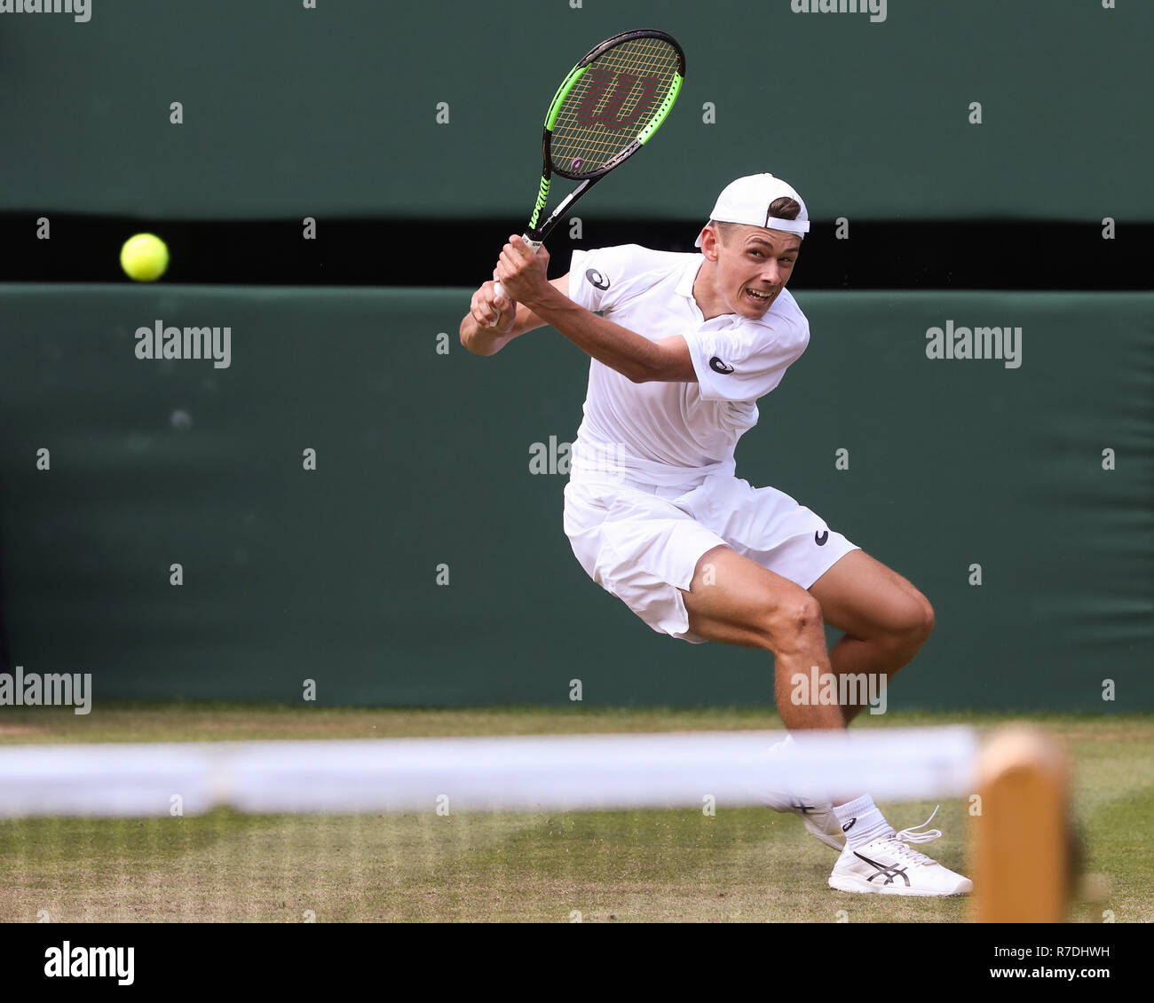 Australische Spieler Alex De Minaur in Aktion bei Wimbledon, London, Vereinigtes Königreich. Stockfoto