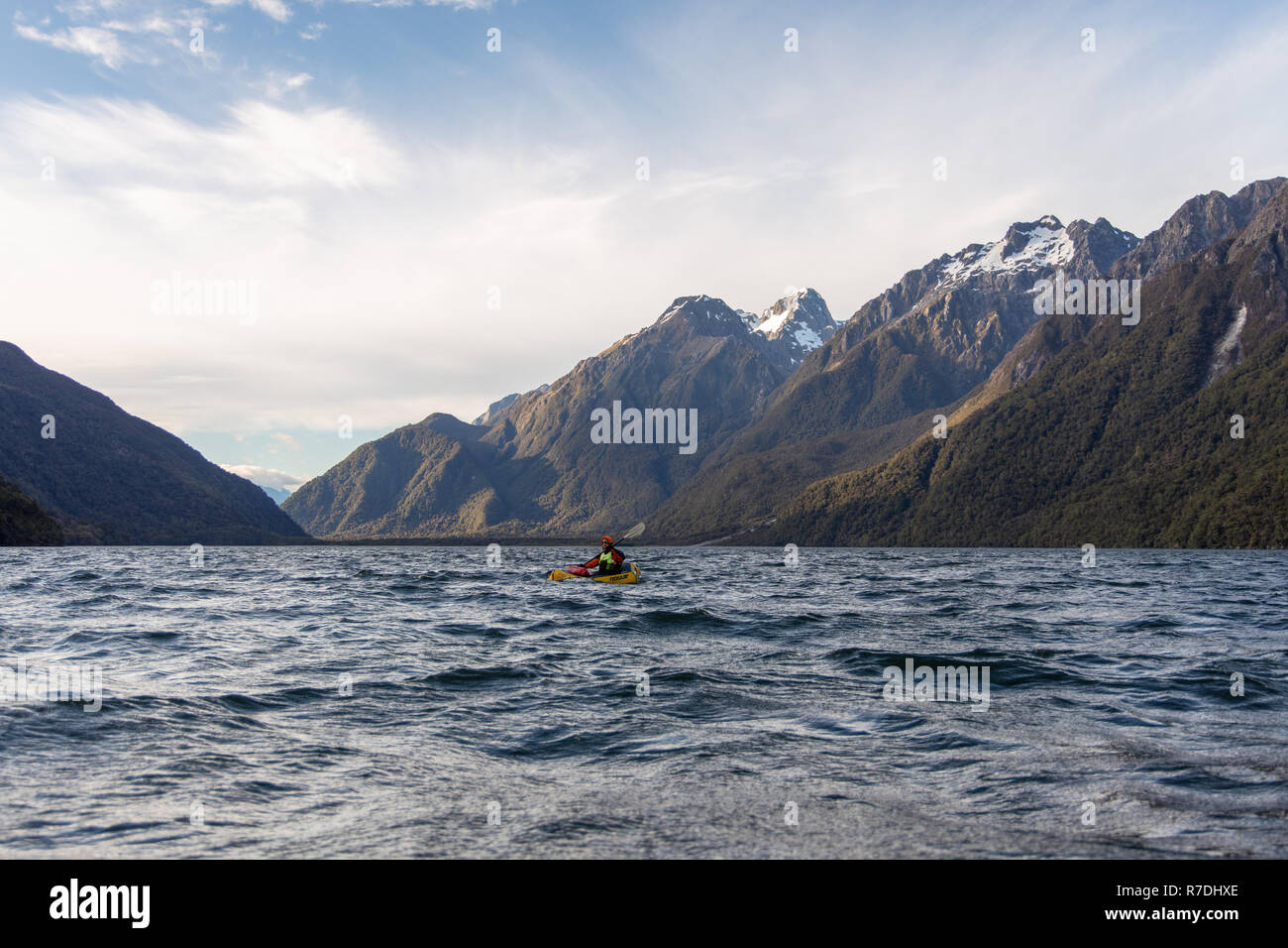 Packrafting am Lake McKerrow im Fjordland National Park, Neuseeland Stockfoto