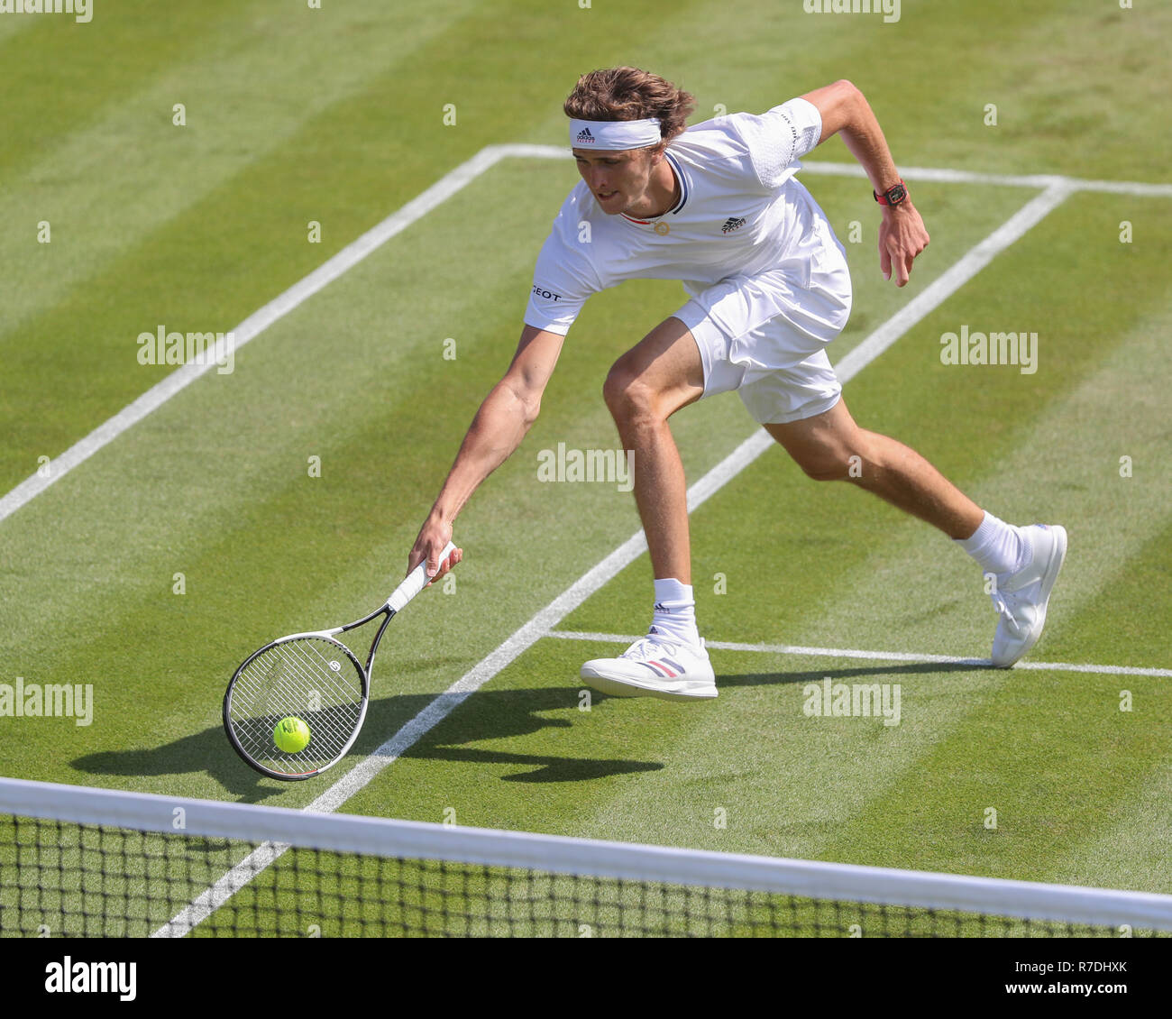 Deutscher Spieler Alexander Zverev in Aktion bei Wimbledon, London, England, Vereinigtes Königreich. Stockfoto