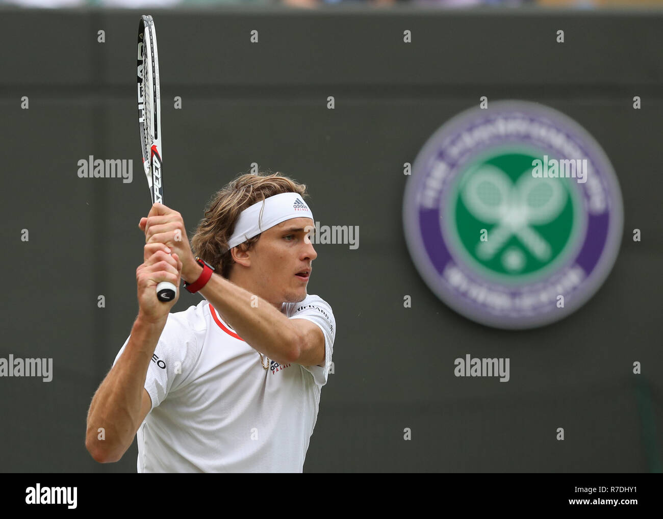 Deutscher Spieler Alexander Zverev in Aktion bei Wimbledon, London, England, Vereinigtes Königreich. Stockfoto