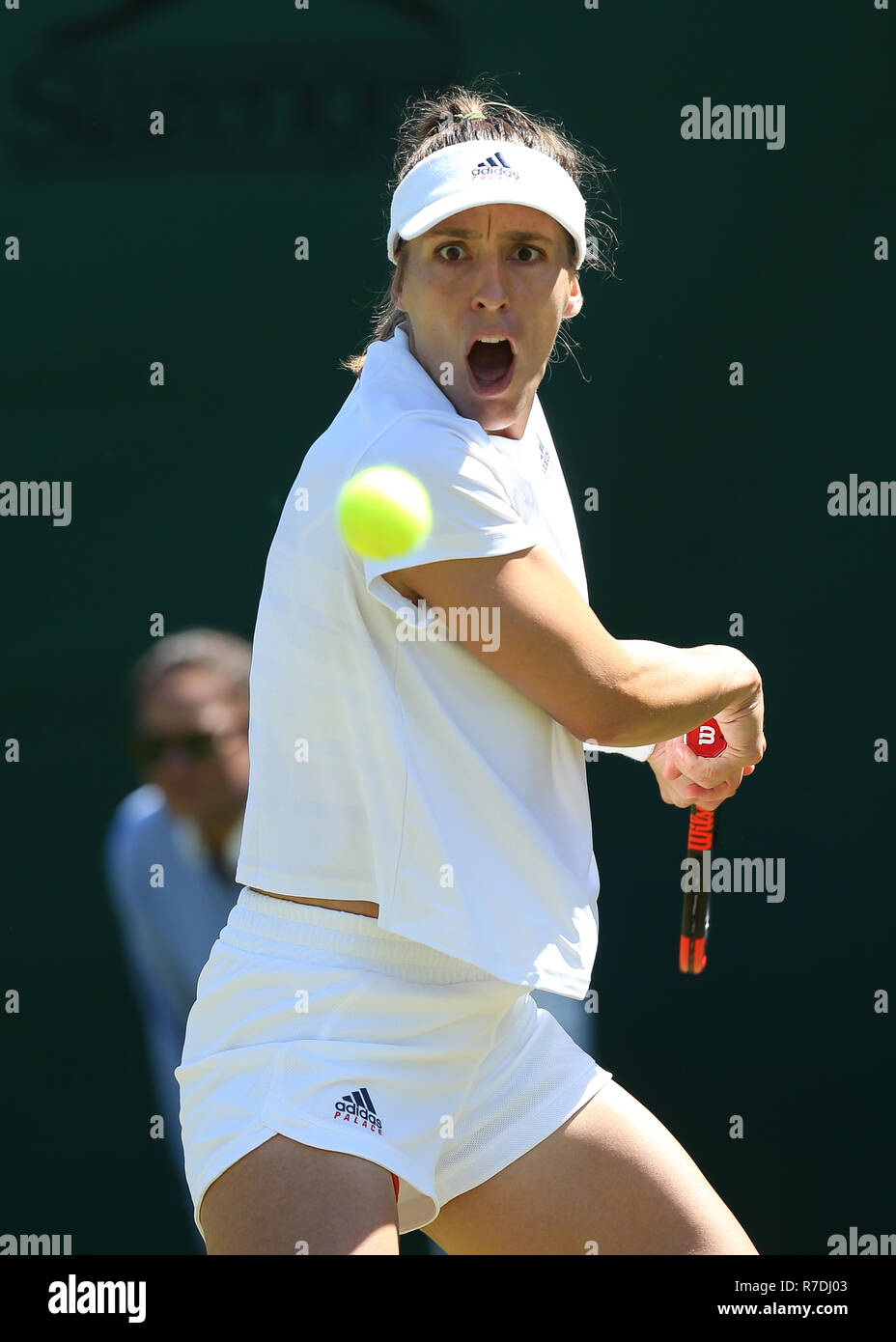 Deutsche Andrea Petkovic in Aktion bei Wimbledon, London, England, Vereinigtes Königreich. Stockfoto