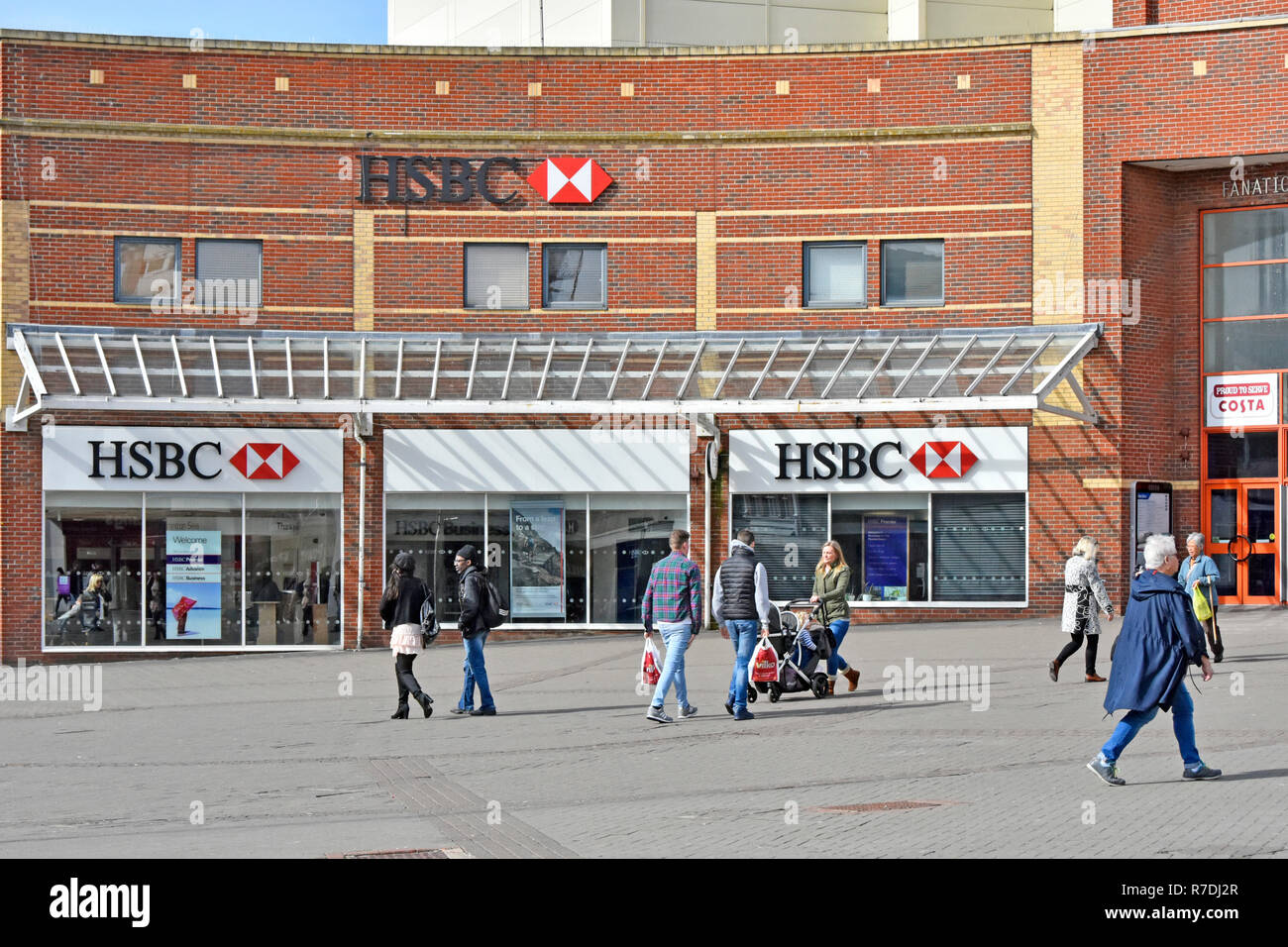 Die Außenseite des HSBC Bank, Banking facility Räumlichkeiten im belebten Badeort shopping High Street in Southend on Sea England Essex UK Stockfoto