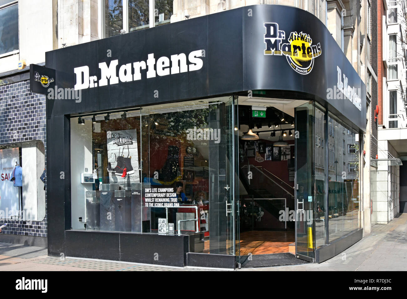 Dr Martens oder Doc Martens schuhe Schuhmacher & Kleidung Marke Schuh shop  vordere Fenster von Store verkaufen Schuhe Stiefel in der Oxford Street  London England Großbritannien Stockfotografie - Alamy