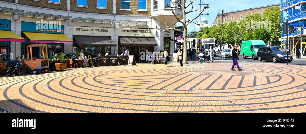 Pflastersteine Kreis vor Wimbledon London Street Scene im Shopping Viertel zum Circular geometrische Muster kontrast farbe Streifen England UK festgelegt Stockfoto