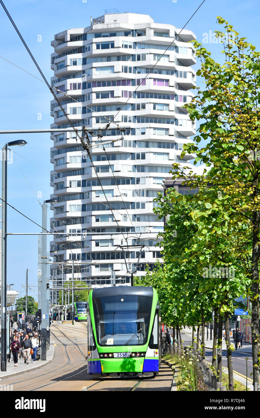 Croydon Stadtzentrum mit modernen Straßenbahnlinie öffentliche Verkehrsmittel & die Nr. 1 Croydon NLA Turm Sehenswürdigkeit Hochhaus Gebäude South London England Großbritannien Stockfoto