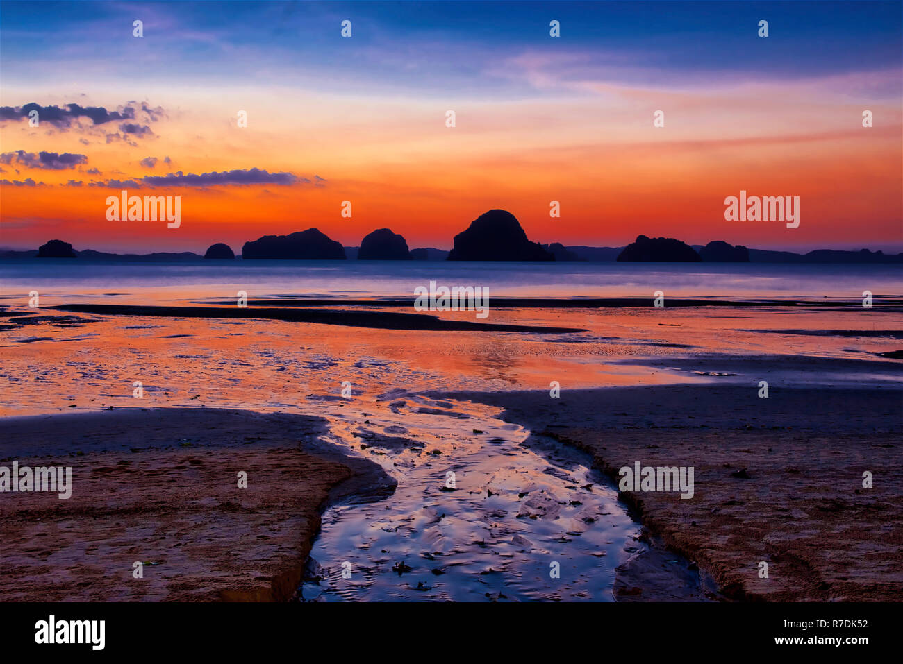 Silhouette Sonnenuntergang am Strand in Thailand. Stockfoto