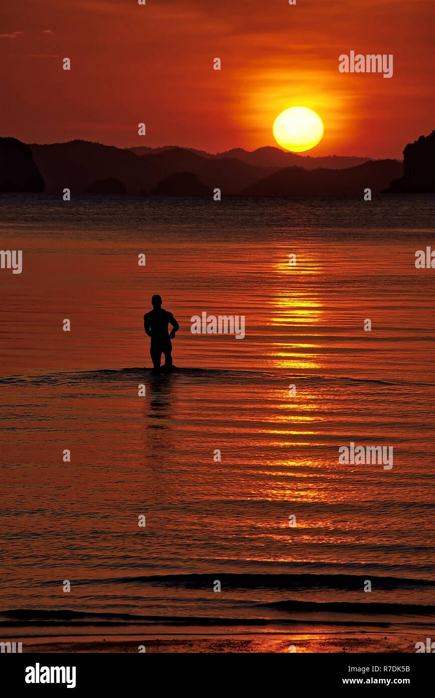 Silhouette Sonnenuntergang am Strand in Thailand. Stockfoto