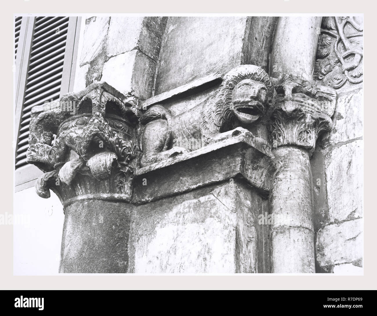 Latium Viterbo Capranica portale Romanico, dies ist mein Italien, die italienische Land der visuellen Geschichte, mittelalterliche Architektur, bauskulptur. Dieses Portal nun ein Teil des Ospedale Civile stammt aus dem 13. Jahrhundert. In der Lünette des Portals ist mit einem Weinstock - blättern Motiv, in dem monströsen halb Mensch / halb-tier Figuren miteinander verflochten sind geschmückt. Stockfoto