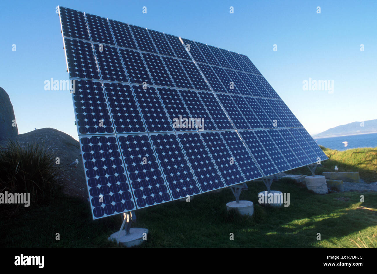Flache BANK VON SOLARZELLEN AUF MONTAGUE ISLAND VOR DER KÜSTE VON NAROOMA, NEW SOUTH WALES, Australien Stockfoto