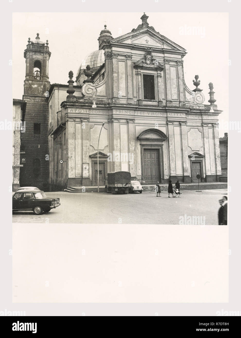 Latium Viterbo Ronciglione Ss. Pietro e Caterina, das ist mein Italien, die italienische Land der Geschichte, mittelalterliche Architektur, Skulptur, Tabernakel, Malerei, Deckenfresken. Der Dom ist eine Barocke Struktur bauen nach einem Entwurf von Pietro da Cortona. Die Fassade wurde im 17. Jahrhundert von Carlo Rainaldi 1671-1695 renoviert, und das Campanile wurde 1734 aufgenommen. Nach einem querschiff Altar ist ein Triptychon des Heilands gelegt, Darstellung von Christus, die Jungfrau Maria und S. John. Das Triptychon, von Gabriele di Francesco von Viterbo, stammt aus dem 15. Jahrhundert. Direkt über dem Altar ist ein Gemälde von Stockfoto