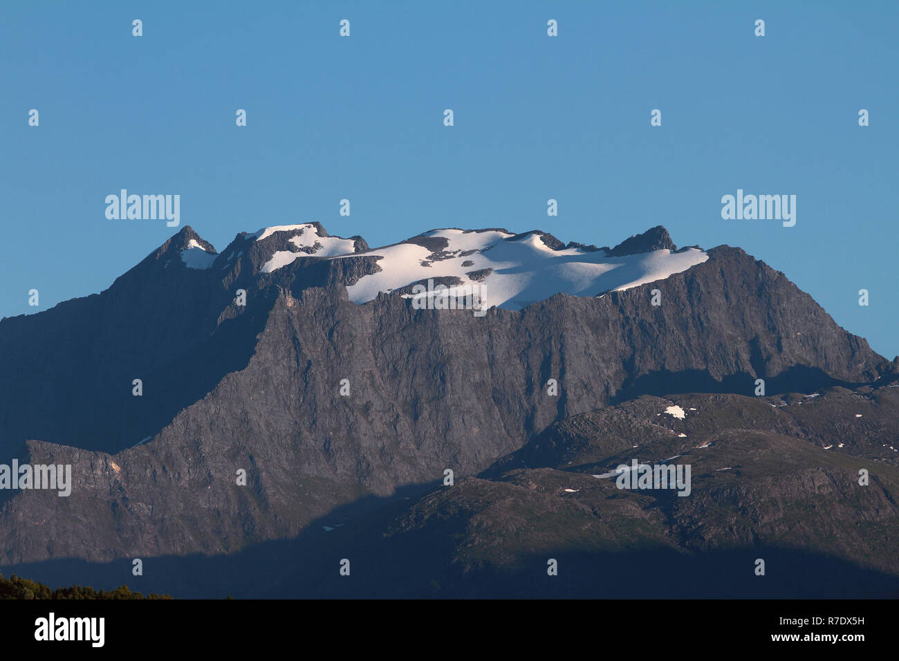 Die schneebedeckten Berggipfel. Orsta, Norwegen Stockfoto