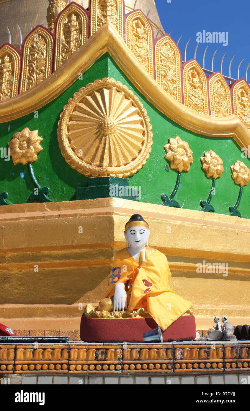 Alte steinerne Statue des Meditierens Buddha, Shwemawdaw Paya Tempel (Golden), Bago, Bago Region, Myanmar (Burma) Stockfoto