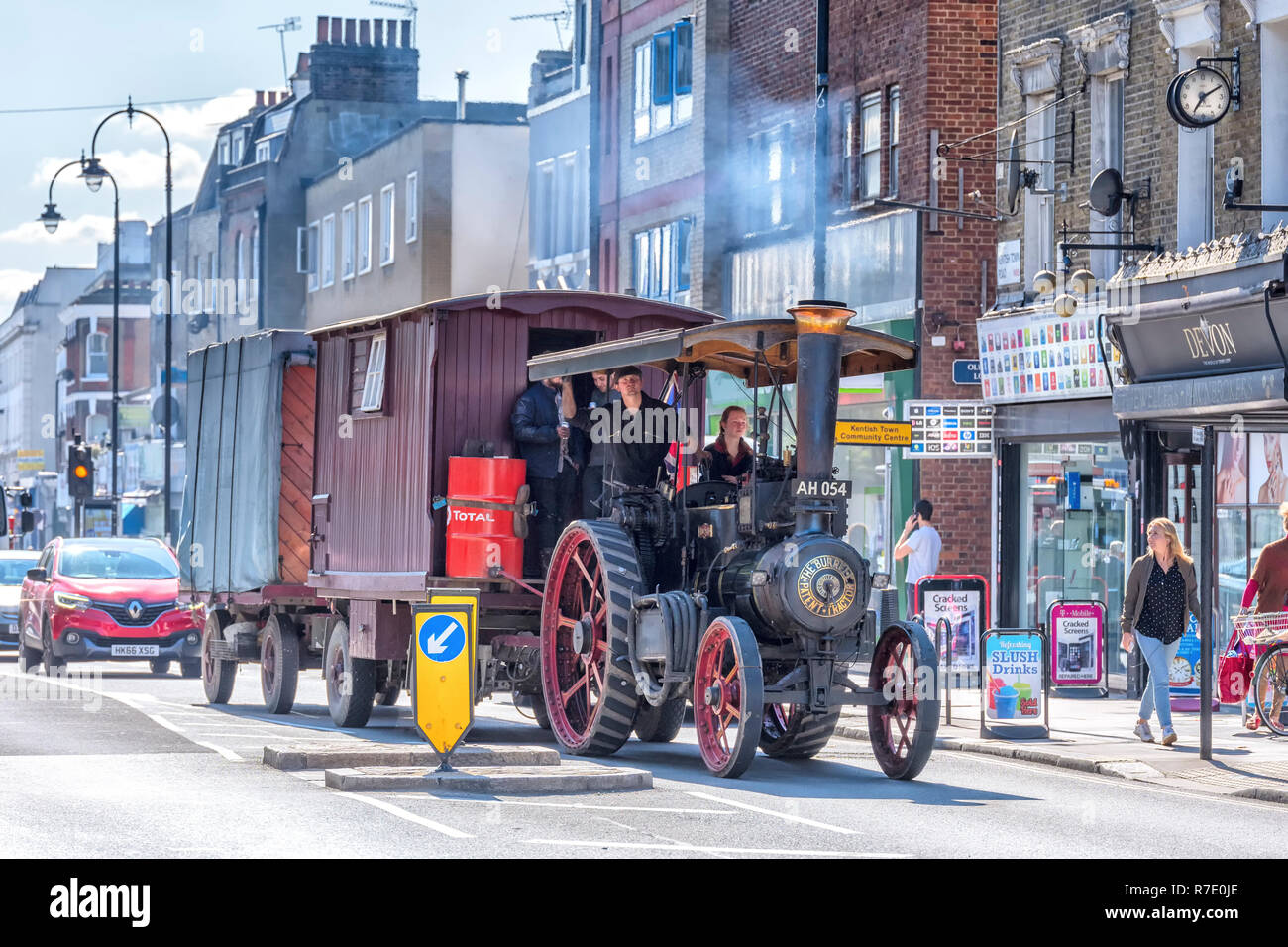 Die übliche Sicht der Dampftraktion egine auf einer öffentlichen Straße in Kentish Town, London abschleppen Kutschen Stockfoto