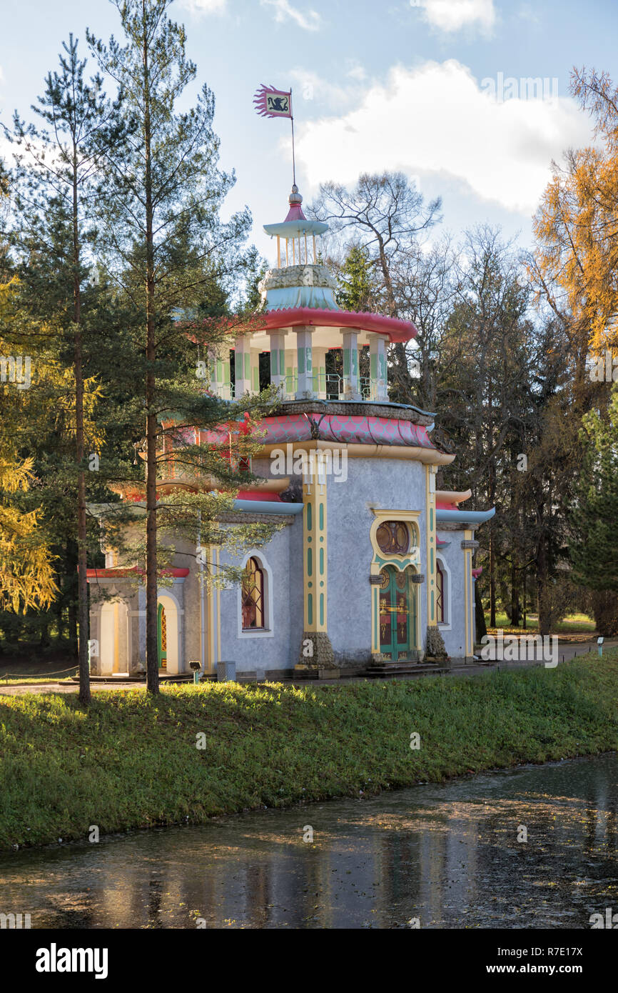 Chinesischer Pavillon Knarzen Sommerhaus in Catherine Park im Herbst, Zarskoje Selo, St. Petersburg, Russland Stockfoto