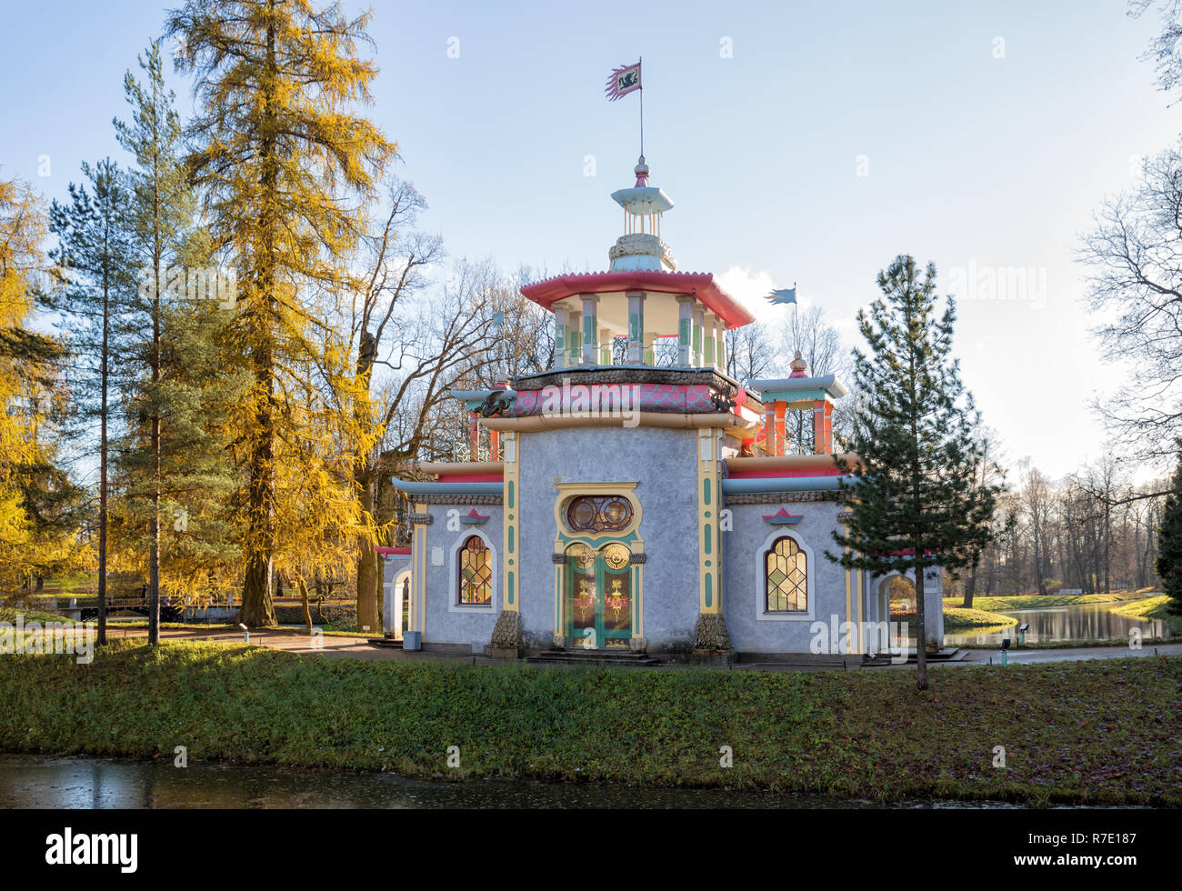 Chinesischer Pavillon Knarzen Sommerhaus in Catherine Park im Herbst sonniger Tag, Zarskoje Selo, St. Petersburg, Russland Stockfoto