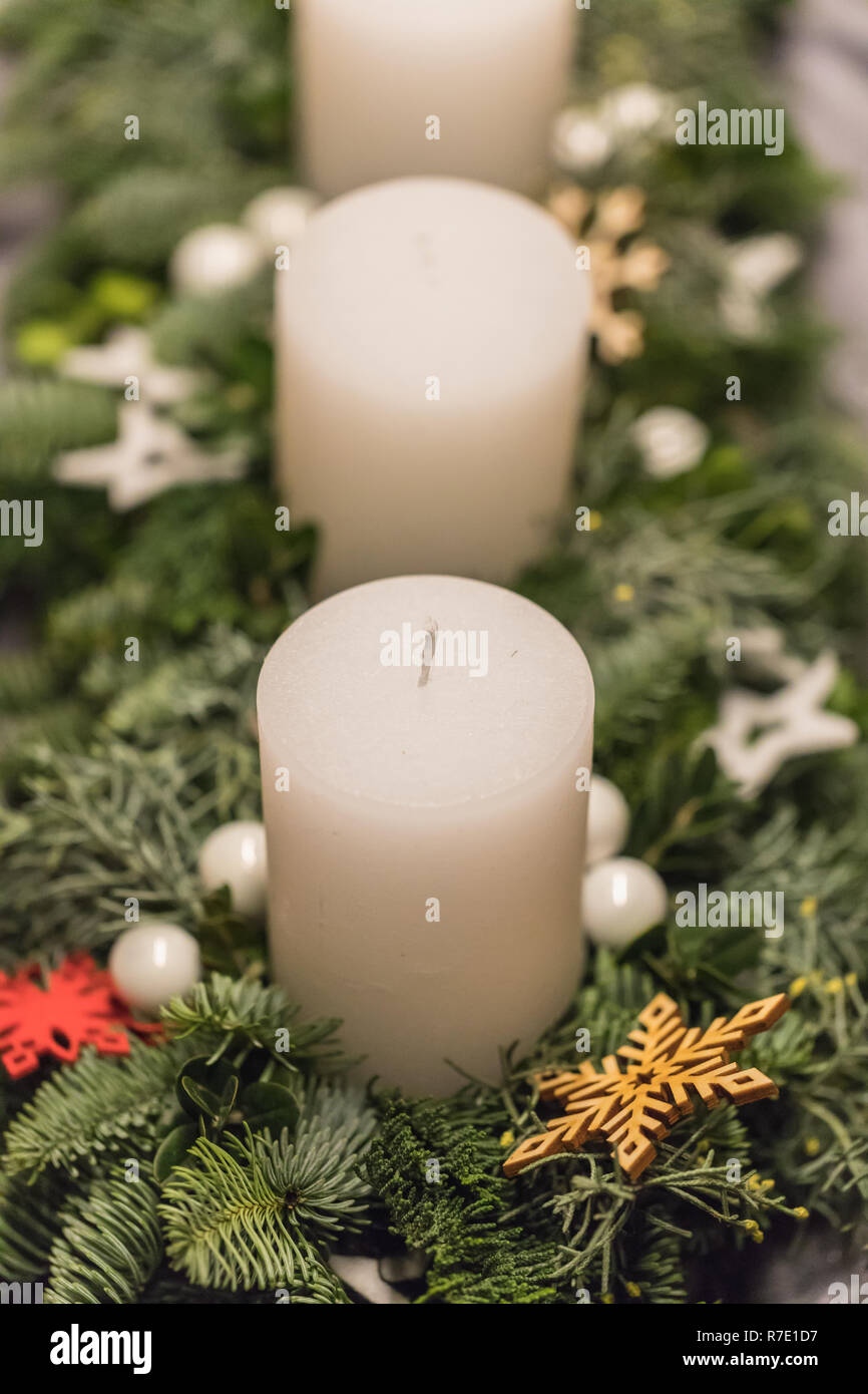 Der Adventskranz mit weissen Kerzen an, Schweiz Stockfotografie - Alamy