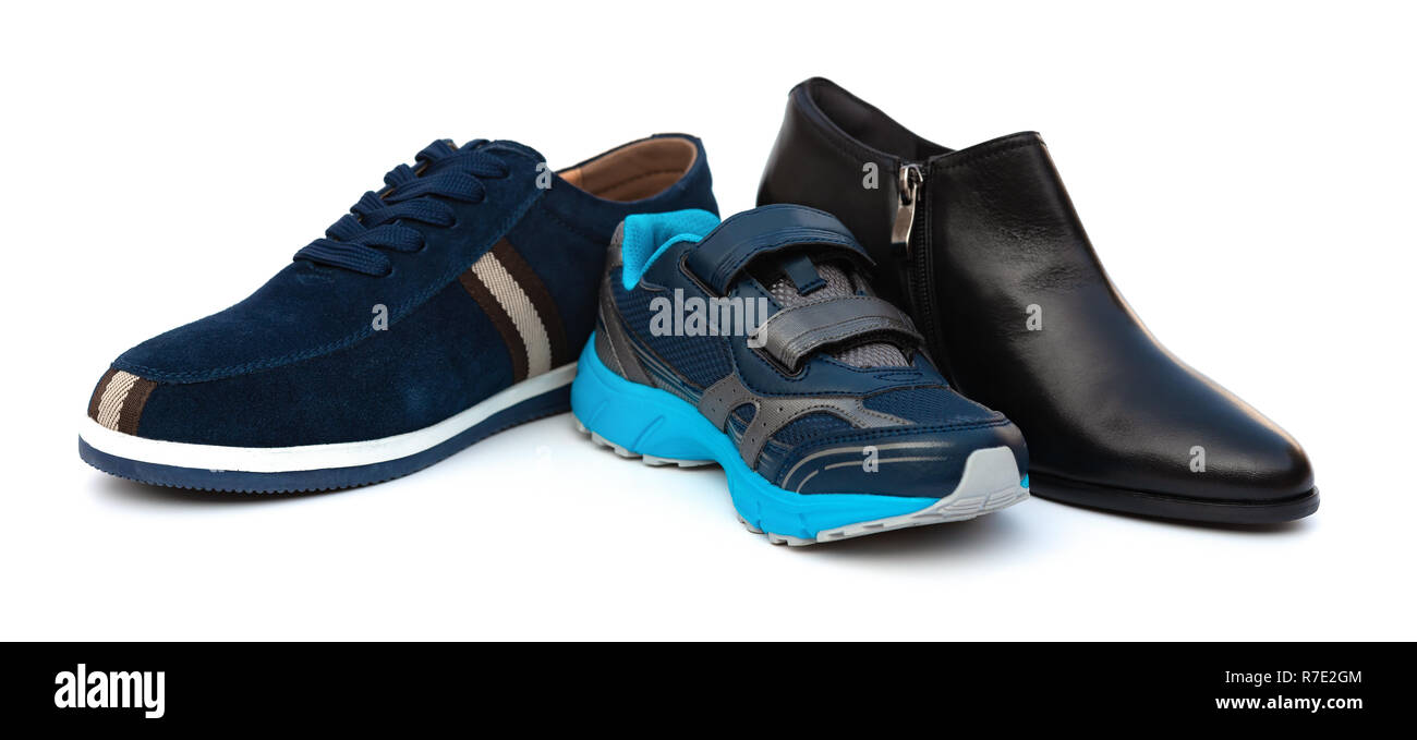 Söhne Schuhe umgeben von Vater und Mütter auf weißem Hintergrund Stockfoto