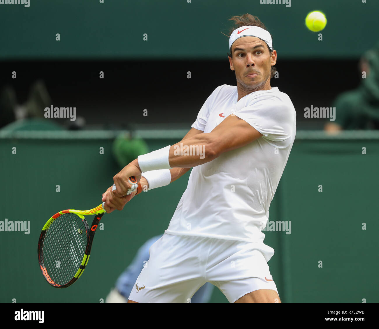 Spanische Spieler Rafael Nadal in Aktion bei Wimbledon, London, England, Vereinigtes Königreich. Stockfoto