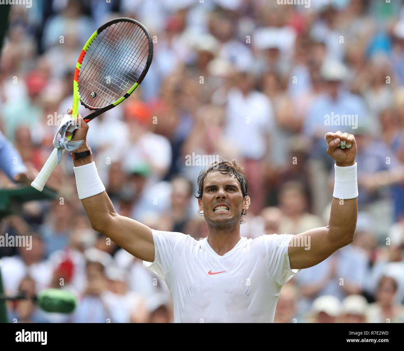 Spanische Spieler Rafael Nadal feiert in Wimbledon, London, England, Vereinigtes Königreich. Stockfoto