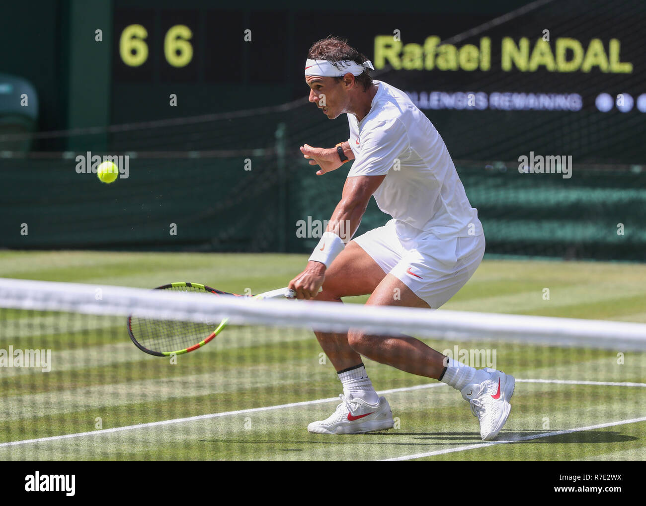 Spanische Spieler Rafael Nadal in Aktion bei Wimbledon, London, England, Vereinigtes Königreich. Stockfoto