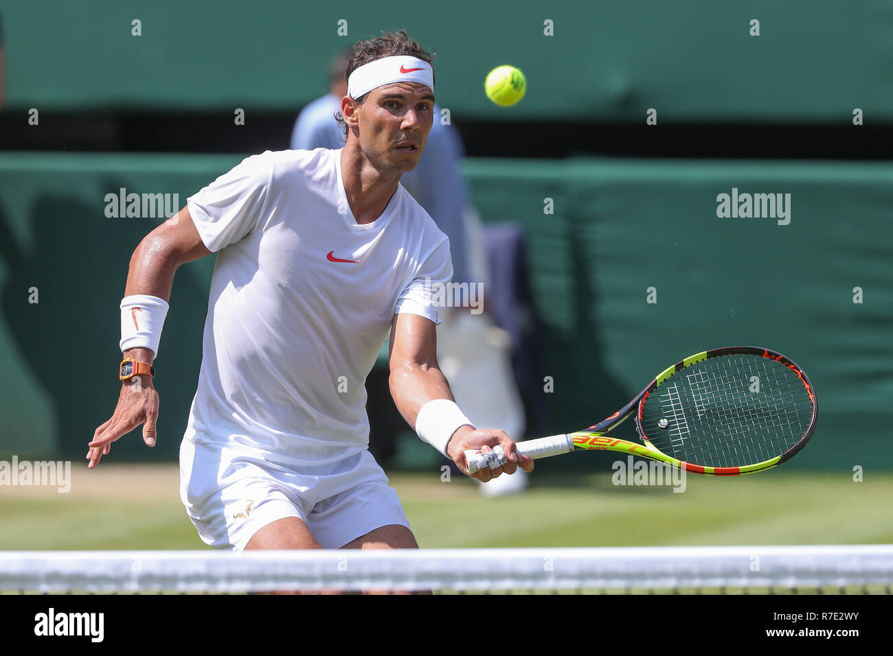 Spanische Spieler Rafael Nadal in Aktion bei Wimbledon, London, England, Vereinigtes Königreich. Stockfoto