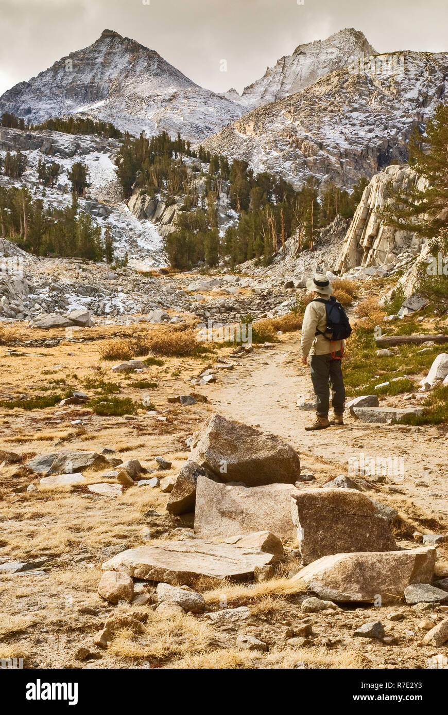 Wanderer auf Morgan Pass Trail in kleinen Seen Valley, Mt Julius Caesar in Dist, John Muir Wildnis, Inyo National Forest, Sierra Nevada, Kalifornien, USA Stockfoto