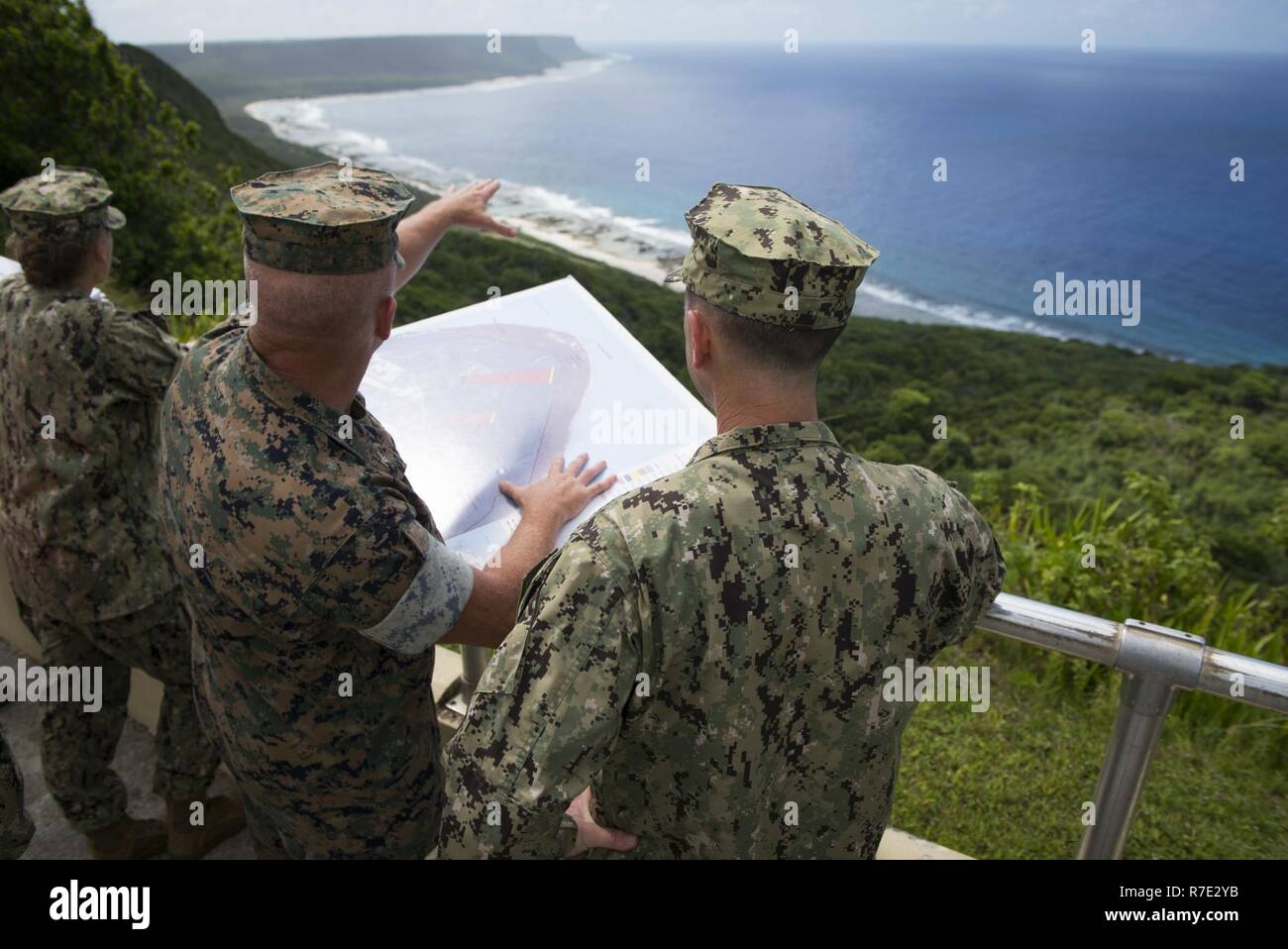 ANDERSEN AIR FORCE BASE, Guam (17. Mai 2017) Leiter der Marineoperationen Adm. John Richardson erhält auf der Einrichtungen im Andersen Air Force Base, Guam informiert. Stockfoto