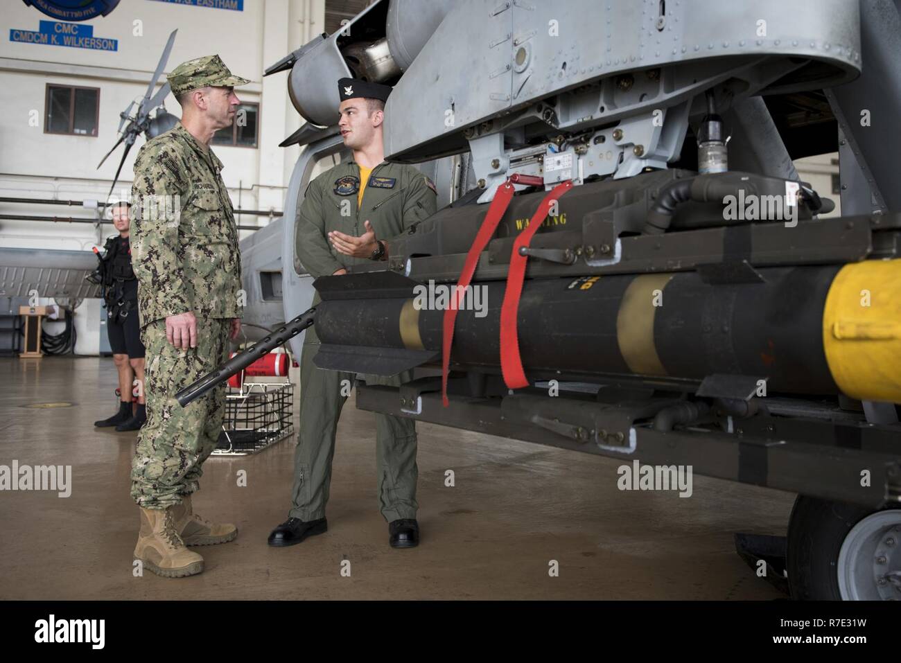 ANDERSEN AIR FORCE BASE, Guam (17. Mai 2017) Leiter der Marineoperationen Adm. John Richardson trifft die Crew der "Insel Ritter' Helikopter Meer Combat Squadron (HSC) 25 bei Andersen Air Force Base. HSC-25 sorgt für maritime Sicherheit und Frieden in den USA 7 Flotte Verantwortungsbereich und unterhält eine 24-Std.-Suche und Rettung und medizinische Evakuierung alert Haltung, die direkte Unterstützung der U.S. Coast Guard, Sektor Guam und gemeinsame Region Marianen (Jrm). Stockfoto