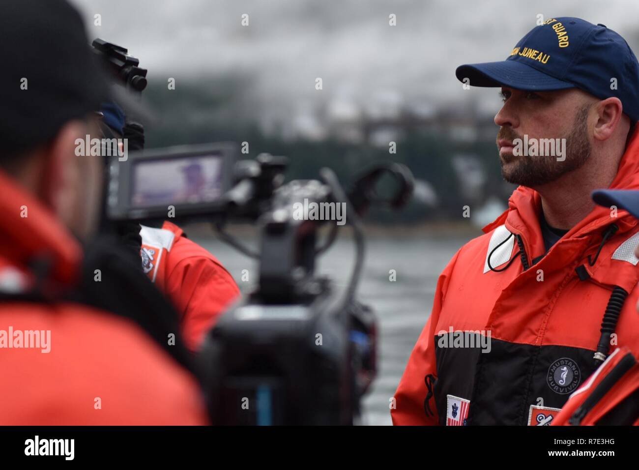 Eine Produktion Crew von Country Music Television an Bord einer Küstenwache 45-Fuß-Antwort Boat-Medium in Juneau, Alaska, Nov. 27, 2018 im Gange. Die Produktion Mannschaft filmte ein Segment im Dezember in die Luft. Us-Küstenwache Stockfoto